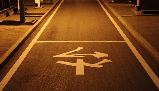 道路标识标线施工中设备适配的常见误区解析